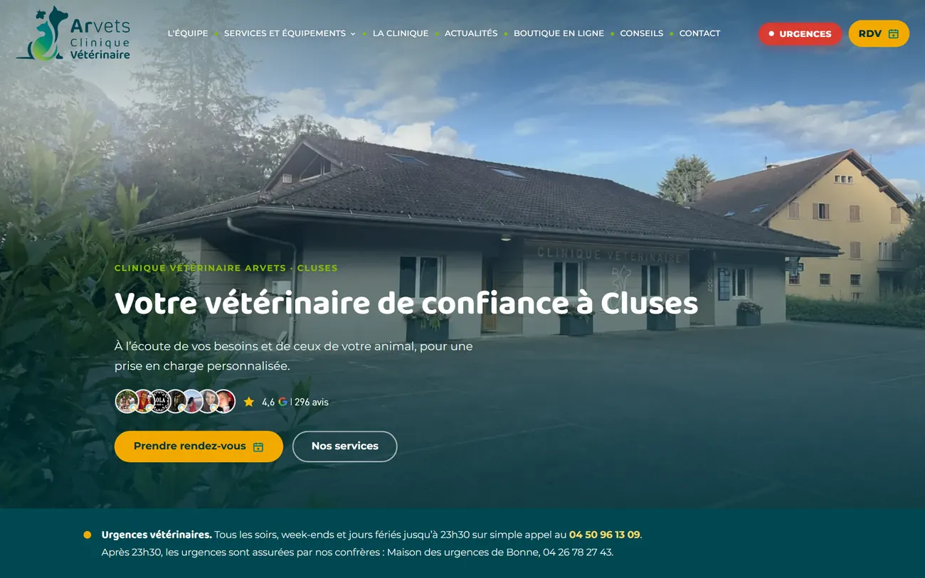 Page d'accueil d'arvets.fr sur ordinateur : photo de la clinique, titre « Votre vétérinaire de confiance à Cluses », boutons de rendez-vous et note Google